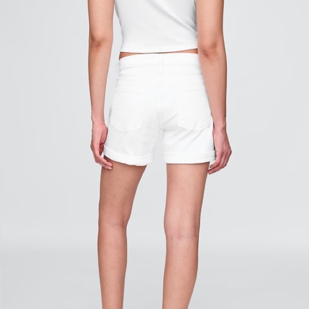 Gap 5" Mid Rise Girlfriend
Shorts White Denim - Picture 2 of 8